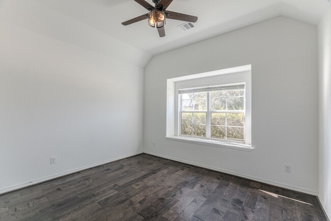 Building Photo - 3439 Cres Vista Dr