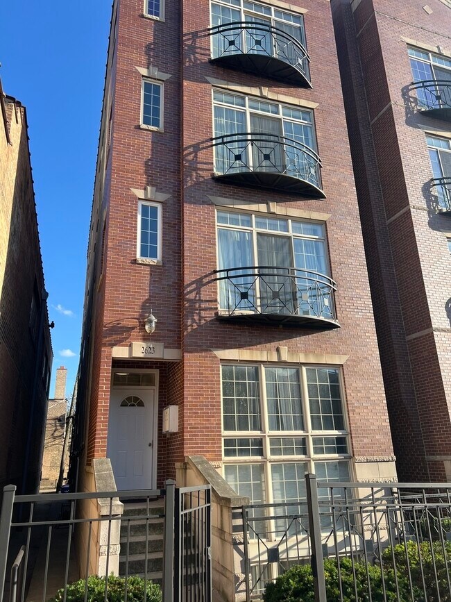 Building Photo - 2623 W Belmont Ave