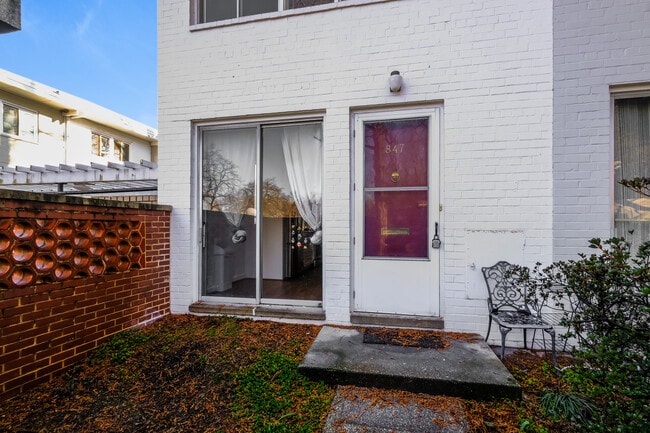 Building Photo - 847 3rd St SW