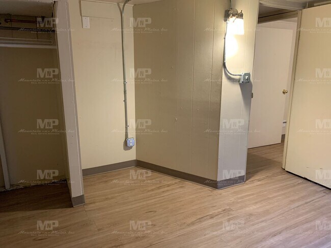 Building Photo - 622 1/2 S Loomis Ave