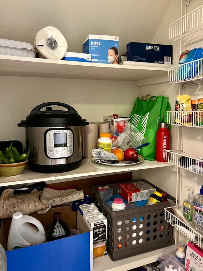 Building Photo - Great Natural light, Treetop Views with 2 Primary Suites plus OFFICE and a 2 car garage, It is li...