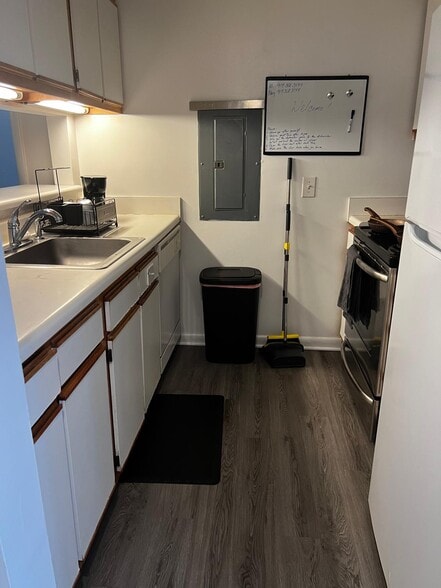 Kitchen - 1420 Collegiate Cir