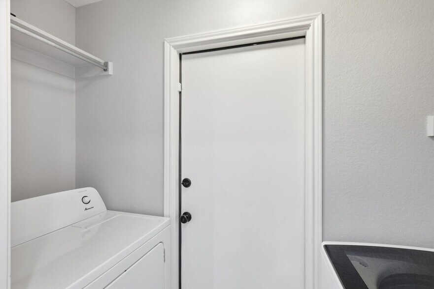 Building Photo - 9817 Preston Vineyard Dr