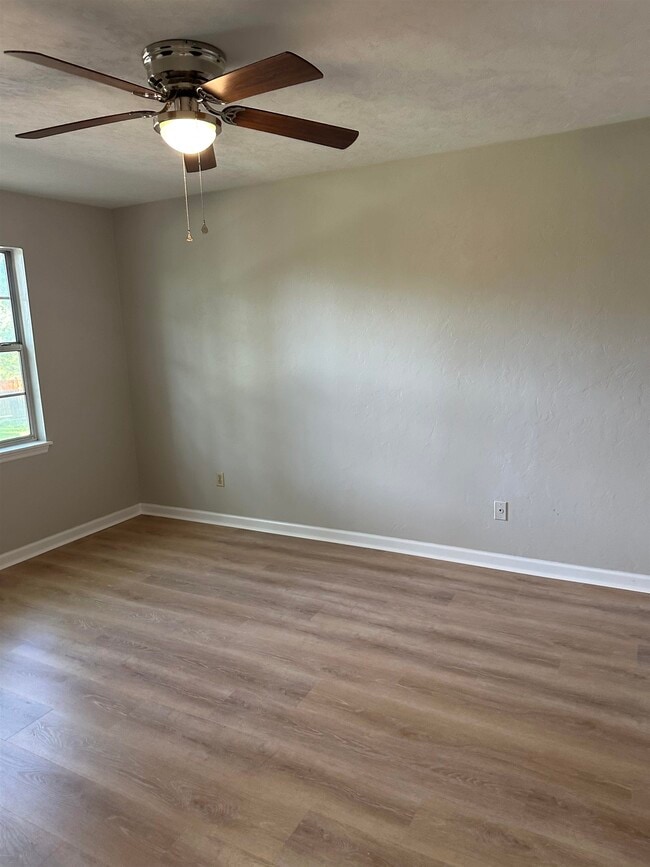 Building Photo - 2395 Claremont Ln