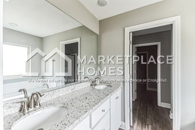 Building Photo - 701 Silver Bnd
