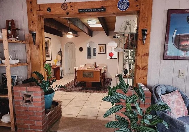 Building Photo - 101 W Calle Montana Jack