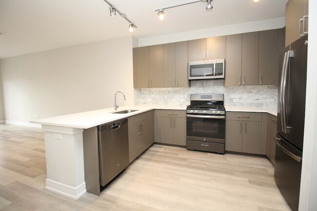 Building Photo - 1554 N Talman Ave