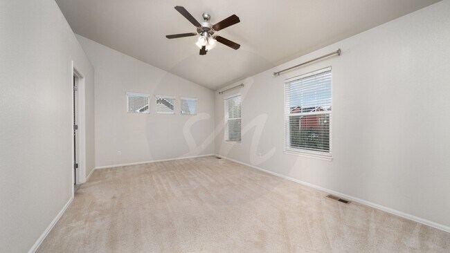 Building Photo - End-unit townhome in Soaring Eagles