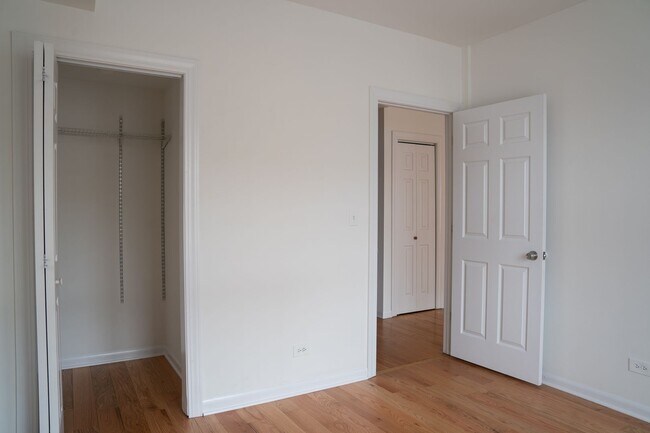 Building Photo - 2504 W Catalpa Ave