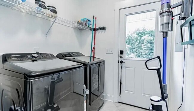 Building Photo - Beautiful 3/2 Available June 1st!