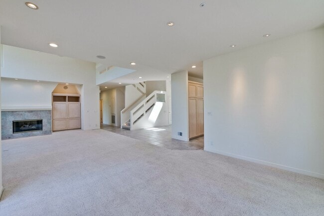 Building Photo - Large 3,767 sqft home on a 10,000 sqft lot- 2 bed located on 1st floor w/ separate entrance - Top...