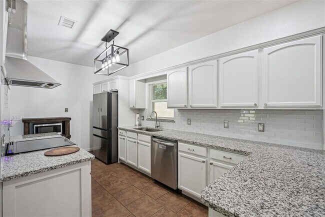 Building Photo - 311 W Lewis Ave