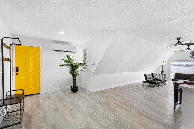 Building Photo - 1932 Lake St