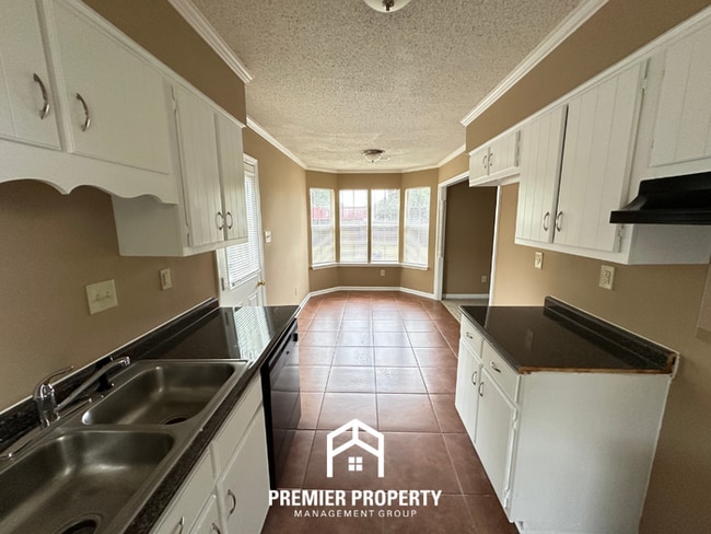 Building Photo - Charming 3BR/2BA Near Germantown | Fireplace & Bay Window Dining