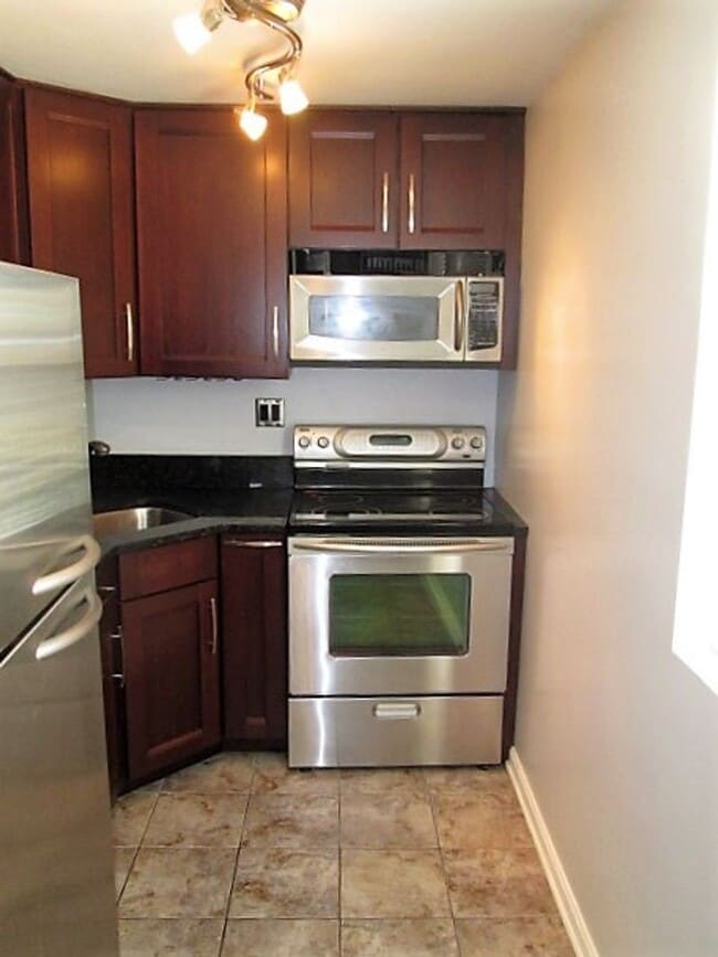 Building Photo - Charming 1 Bed 1 Bathr Condo In Much Sough...