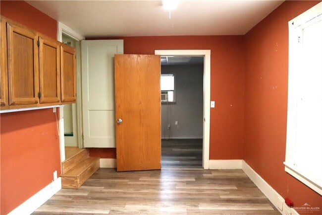 Building Photo - 15 E 8th St