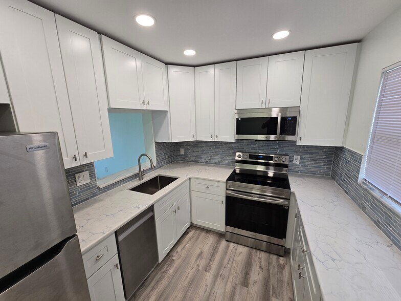 Building Photo - 10215 Regal Dr