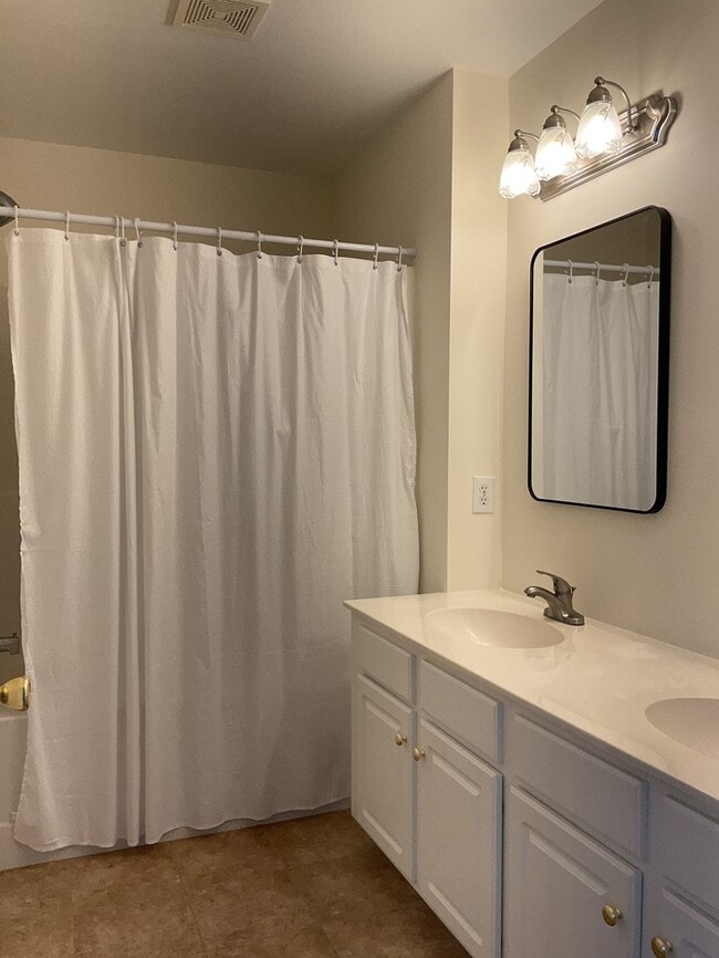 Building Photo - 3 bed, 2.5 bath in desirable Willowmere!