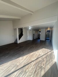 Building Photo - 2-Bedroom 1 1/2-bathroom Townhouse Style Apartment