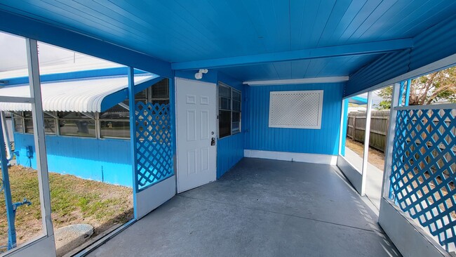 Building Photo - Freshly Updated 3 bed/ 2 bath Mobile Home ...