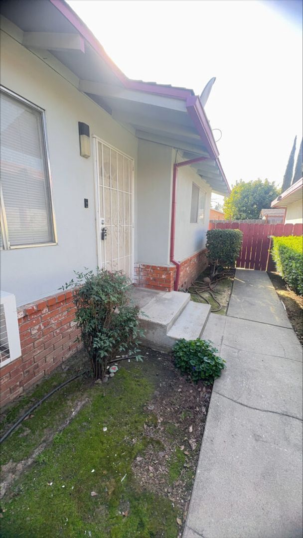 Building Photo - Charming 2 Bedroom/1 bathroom home