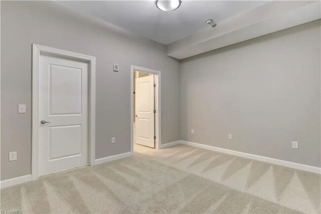 Building Photo - High-Rise Luxury 2 bedroom 2 bathroom cond...