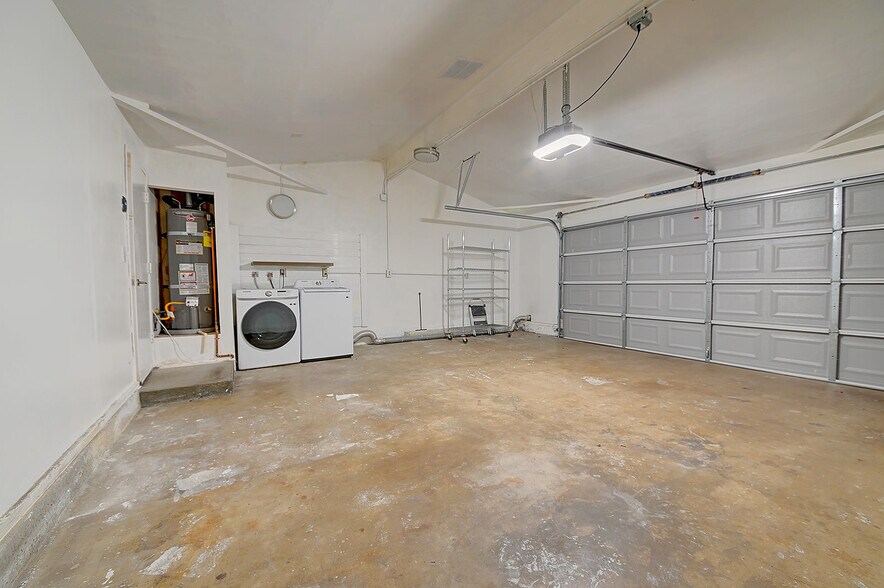 Building Photo - 2044 W Spruce Ave