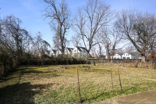 Building Photo - 1104 Matthews Pl