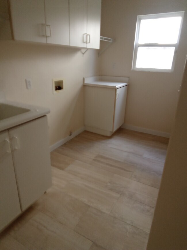 Primary Photo - 6061 Caddington Row