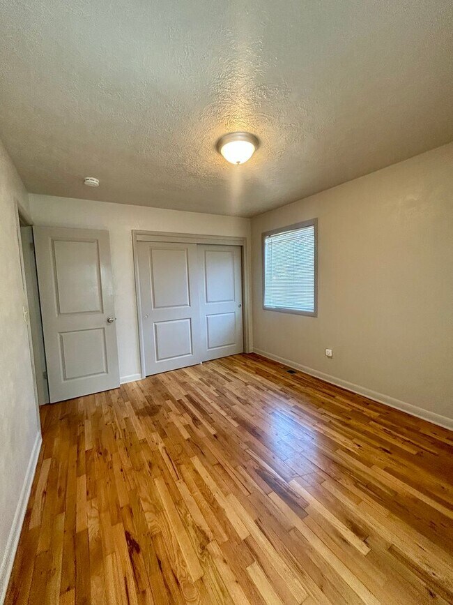 Building Photo - Three Bedroom Home (NE Salem)- W/D Hookup & Fenced Backyard