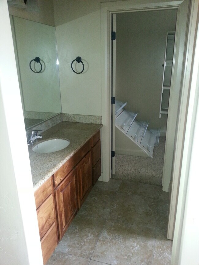 Building Photo - Townhome with Pool and Playground!