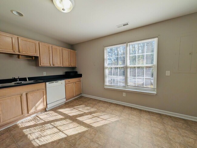 Building Photo - Great Rental Close to NC State