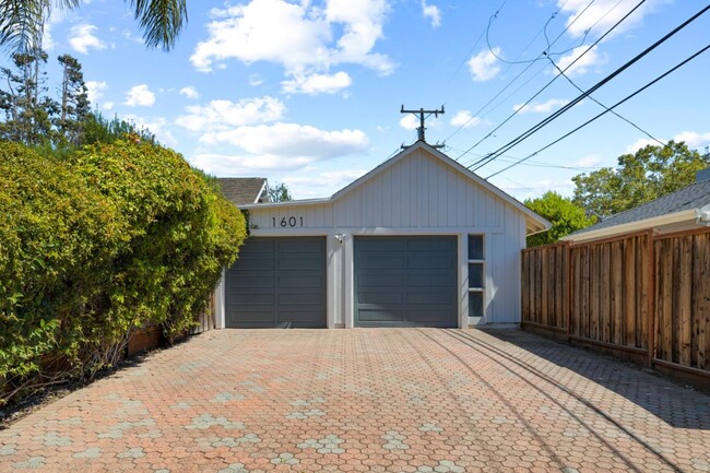 Building Photo - 1536 Eastmoor Rd