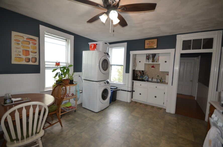 Eat-in Kitchen with Laundry - 234 Cypress St