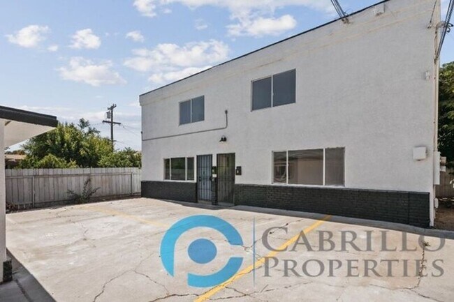 Building Photo - 207 E 1st St