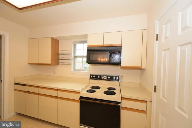 Building Photo - 208 Kelly Ct