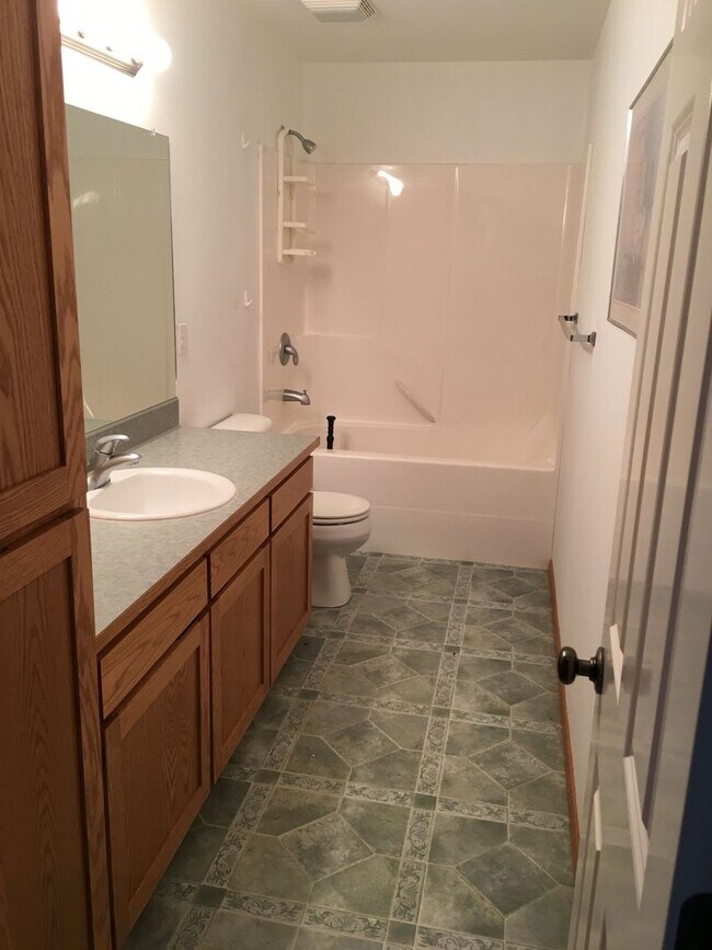 Building Photo - Large 4 bedroom house that is Pet Friendly!