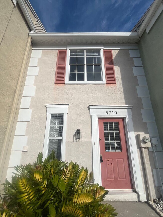 Building Photo - For Rent-2-bedroom, 2.5-bathroom located in the vibrant community of Tampa