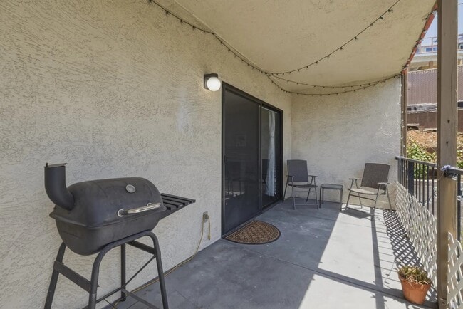 Building Photo - 2500 Miramar Ave