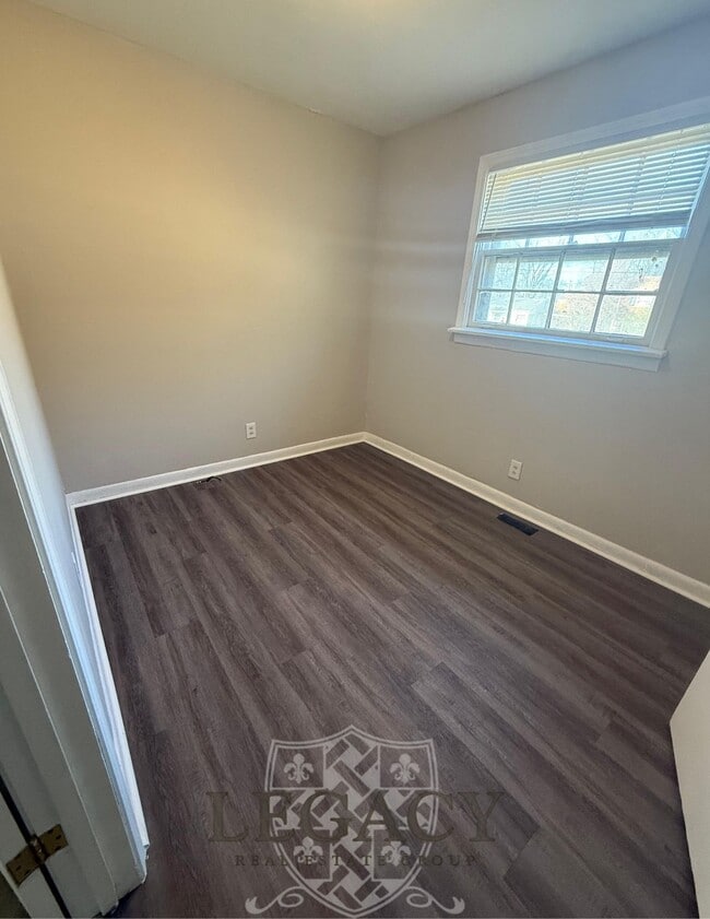 Building Photo - 1913 Laurinda Dr