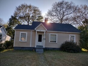 Building Photo - Adorable Two Bedroom Home in Edgewood!