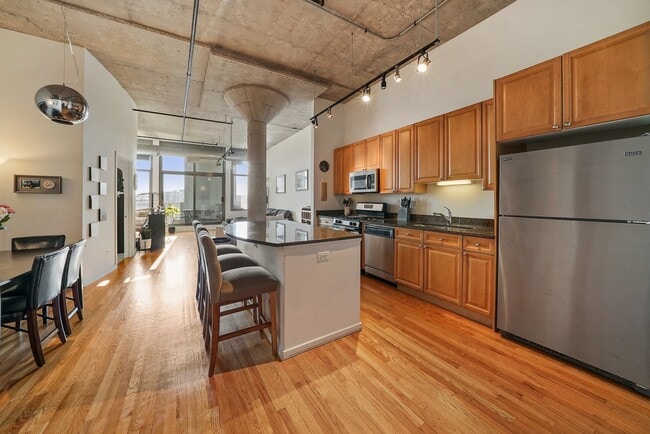 Building Photo - 900 N Kingsbury St