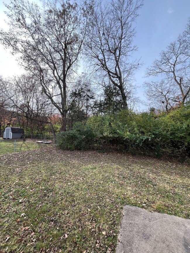 Building Photo - 3 bedroom 2 bath in tucked away neighborhood