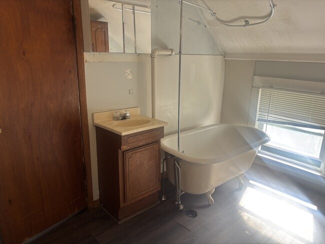 Building Photo - 527 9th St SW