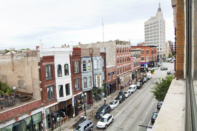 Building Photo - 1555 N Milwaukee Ave