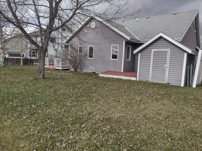 View of backyard and back of house with the shed - 1005 Woodland Dr