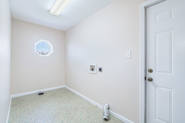 Building Photo - 182 Megan Ln