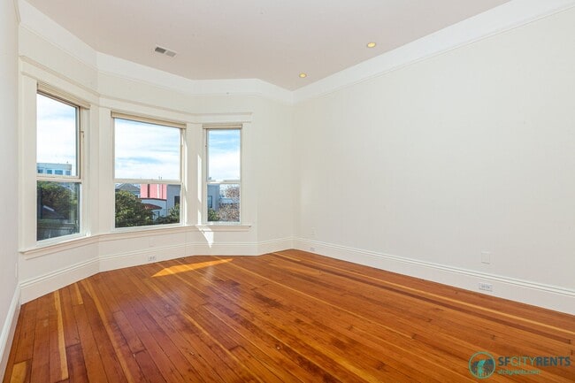 Building Photo - Potrero Hill: Remodeled Top Floor with City Views, Bonus Room & 2 Car Parking