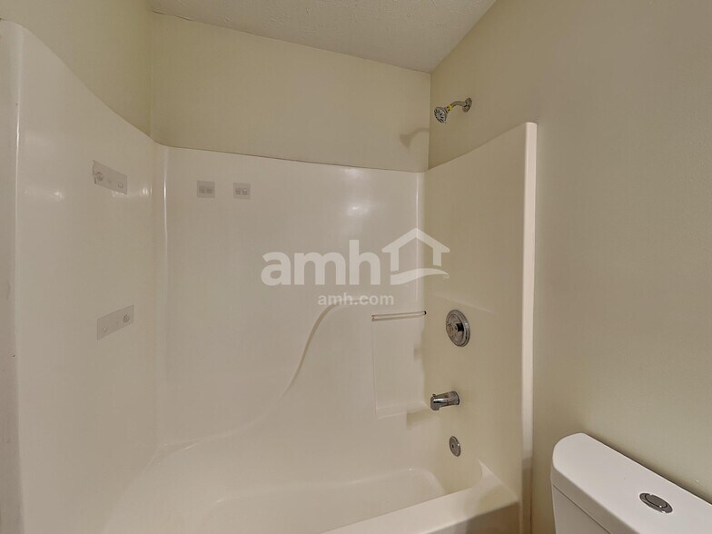 Building Photo - 910 Harbins View Dr