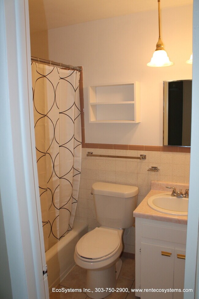 Building Photo - Highlands 1 Bedroom 1 Bath w/ Yard and Laundry!